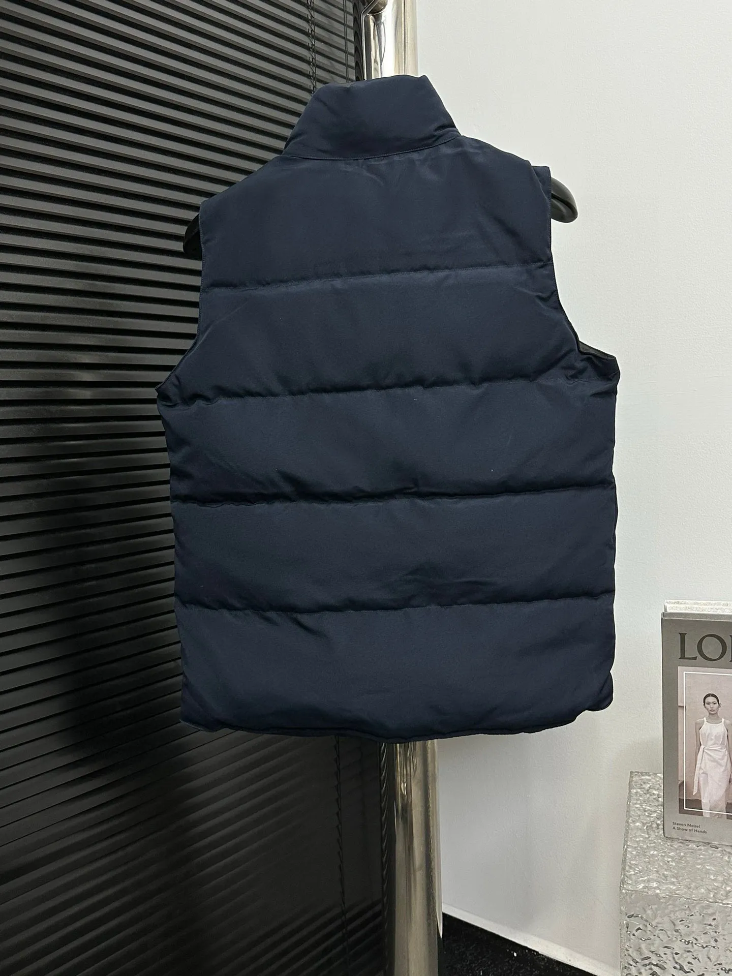 P360 [Canada Goose] Canada Goose #Freestyle Crew 4154M Men’s and Women’s Vest Down# ➖ Imported Behringer embroidery machine with customized 10,000-needle embroidery logo! ➖ Imported 21-count polyester-cotton blended original fabric, using Feather-Light 10D waterproof coating fabric, made of 84.5% polyester fiber and 15.5% cotton, 100% the best feel in the entire network! ➖ The genuine official website uses the national standard 80 white duck down, and will never be misled by false claims such as 90 down or goose down! ➖ 100% nylon nylon lining with double double-layer sealing design to prevent velvet from running away. Top-grade polar fleece is used in the collar and pockets to keep warm and comfortable! ➖ Yoshida YKK provides original custom-made electroplated sliders. YKK two-way lockable zippers are tight and smooth and will not peel off paint! ➖ 3M composite original Velcro is durable, and all accessories and hardware are disassembled and customized! ⛔No slander, no exaggeration, no need for too much copywriting, because it is focused, it is professional!  SIZE: XS S M L XL XXL